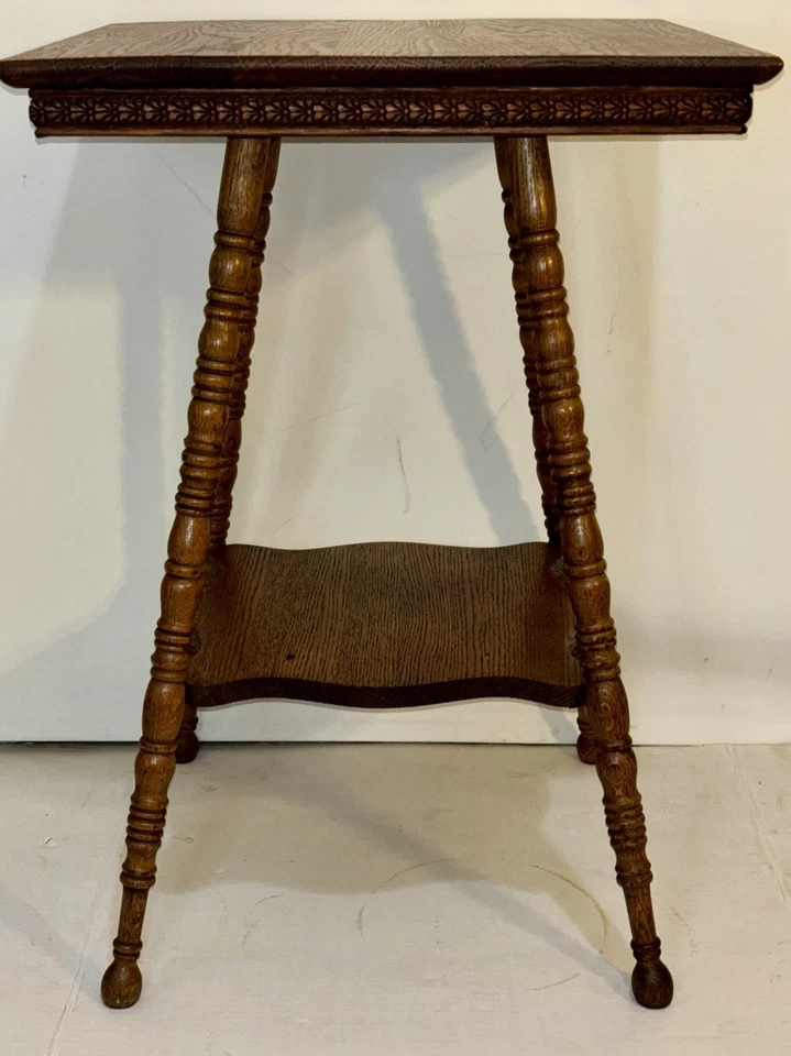 Lámpara victoriana tallada a mano roble tigre aserrado en cuartos bobina patas torneadas 2 niveles Foto 2 de 4