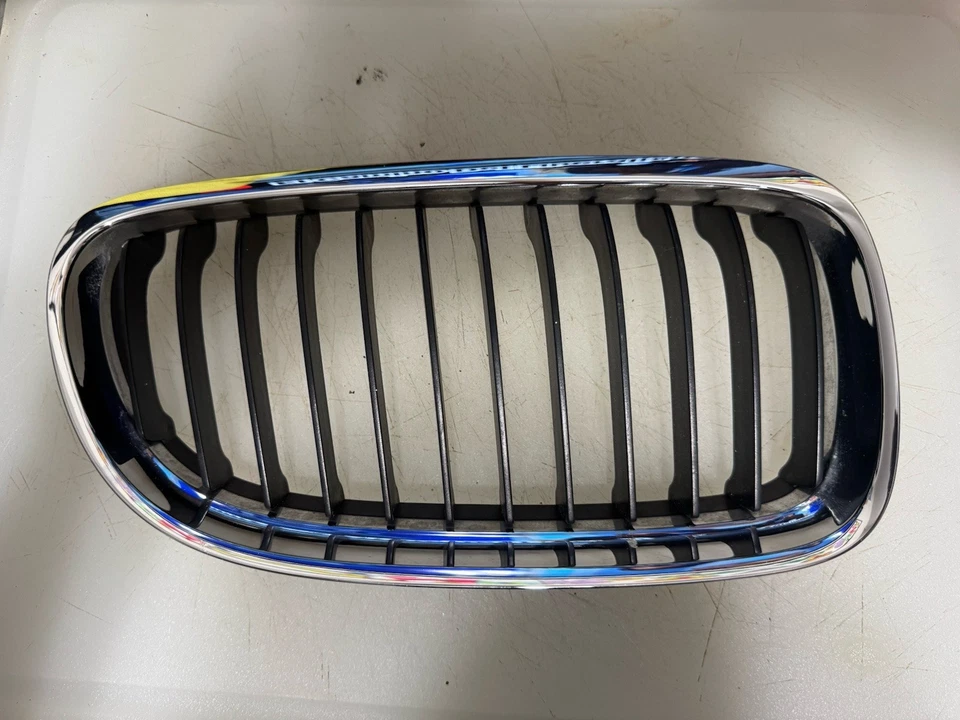 2009-2012 BMW 328I E90 OEM ПЕРЕДНЯЯ ПРАВАЯ ПАССАЖИРСКАЯ БОКОВАЯ РЕШЕТКА РАДИАТОРА 10 11 Б/У - Изображение 2 из 4