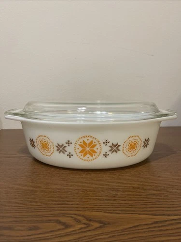 PYREX 045  2 1/2 QT Casserole Dish with Glass Lid Town And Country