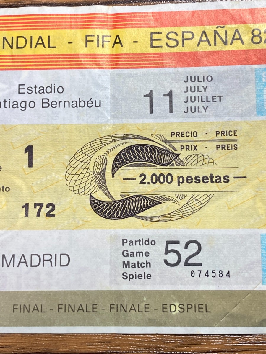 1982年スペイン・ワールドカップ決勝チケットと新聞付き FIFA World Cup 1982 Spain Ticket Stub - Match #52 Final