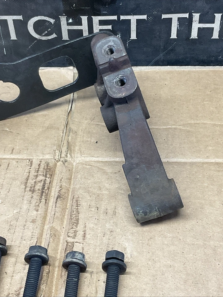 03-09 Chrysler PT Cruiser Soporte de montaje de motor Soporte de acoplamiento de cambio 5274504AA Foto 3 de 4