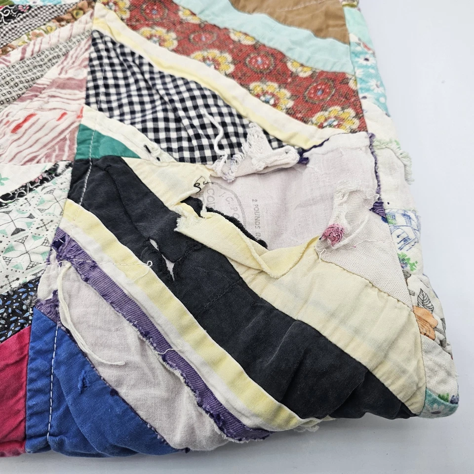 Edredón antiguo de retazos cosido a mano vintage 66"x80" ligeramente desgastado Foto 4 de 4