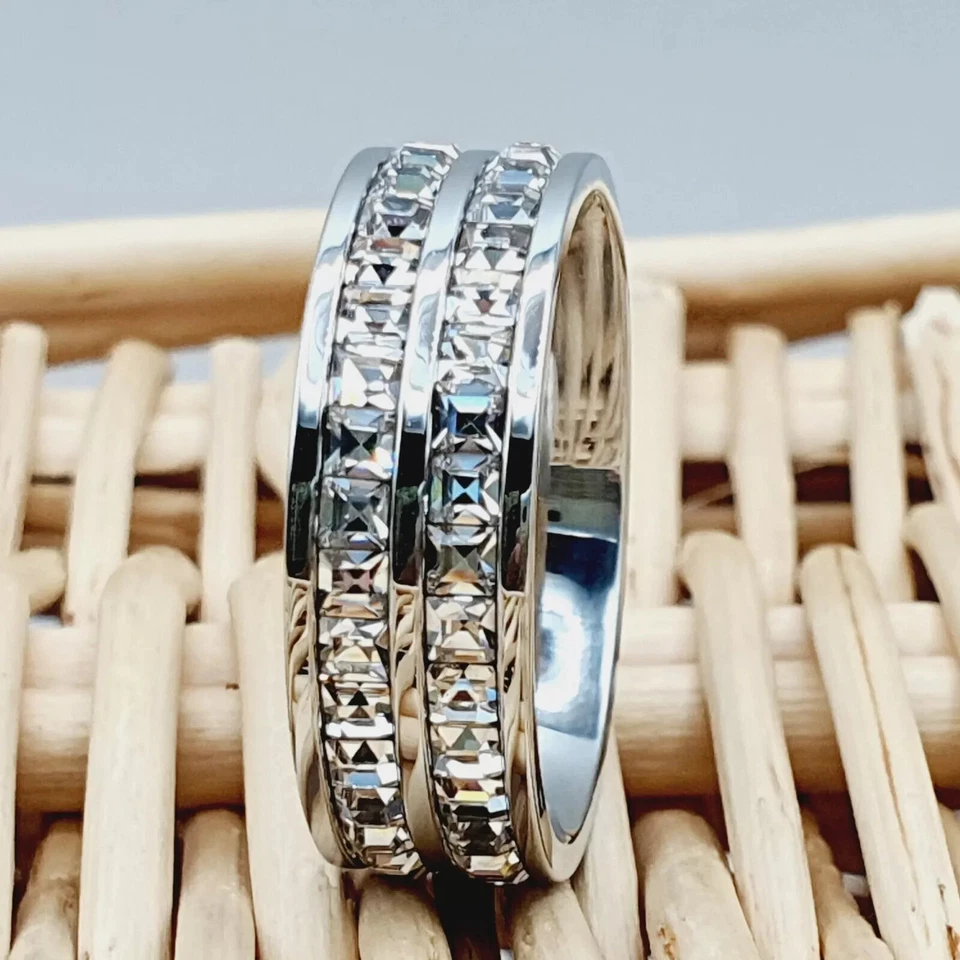 Anillo de aniversario de titanio para él y ella - Anillo de boda de 8 mm con banda de diamantes de circonita cúbica Foto 4 de 4