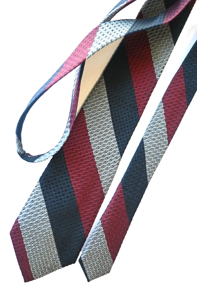 BEN SHERMAN CORBATA HOMBRE PLATA, AZUL, ROJO/RAYAS ANCHO: 2.7/8" LARGO: 58" Foto 3 de 3