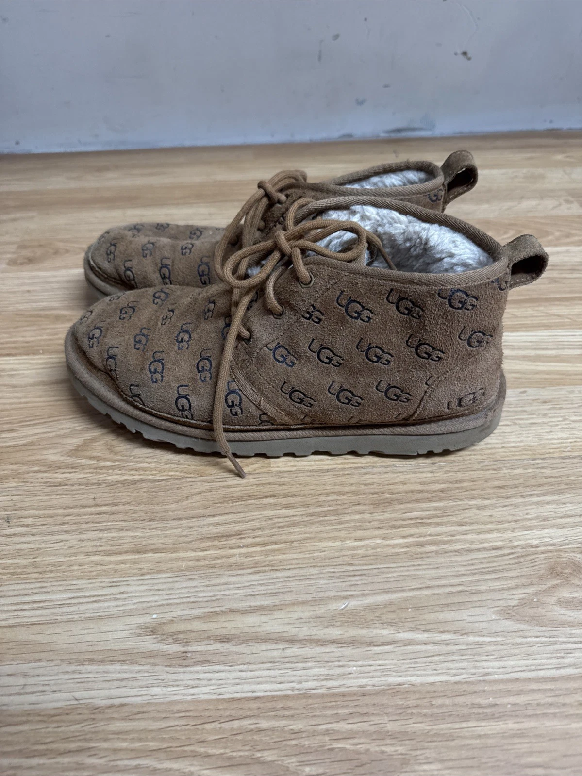 Stivaletti UGG Neumel in camoscio con logo in rilievo stringati foderati in pelle di pecora donna taglia 10