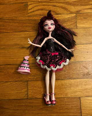 Monster High Draculaura Sweet 1600 11in Fashion Doll READ DISCRIPTION