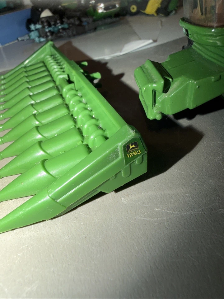 ERTL 1/64 John Deere 9750 STS Combine  with Corn & Grain Heads - Image 3 of 4