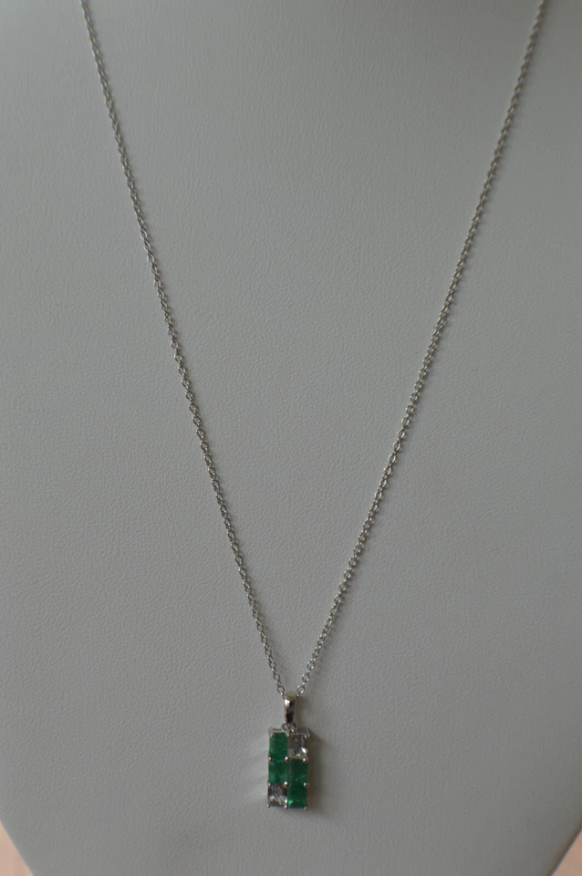 Colgante de plata 925 chapado en platino esmeralda/circón zambiano Kagem de 1,28 quilates Foto 2 de 4
