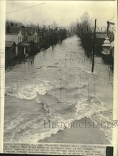 1937 Press Photo Flood water whips down street in Portsmouth, Ohio - mjc38916