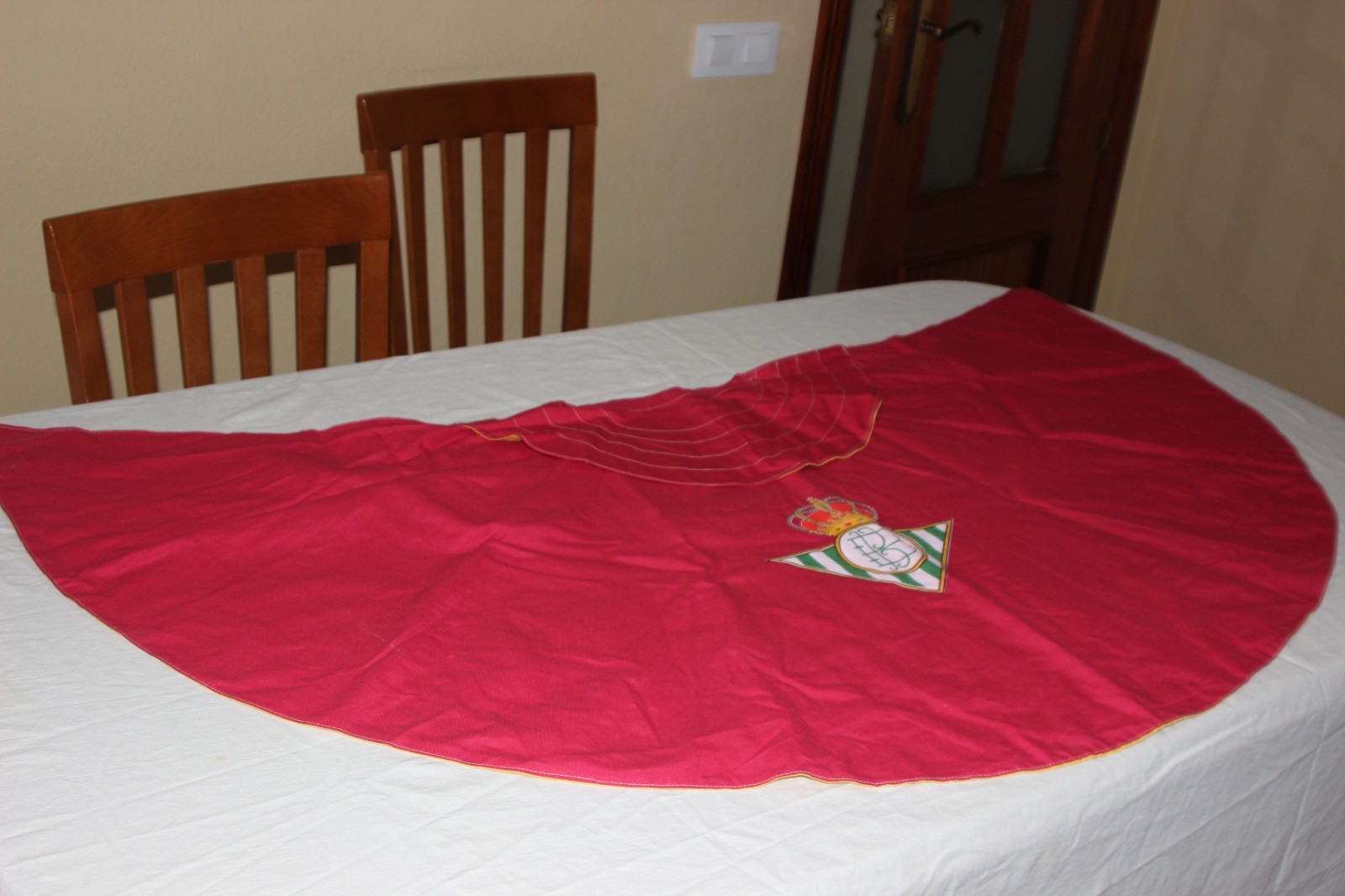 CAPOTE DE TORERO CON EL ESCUDO DEL REAL BETIS BALOMPIE EN GRANDE