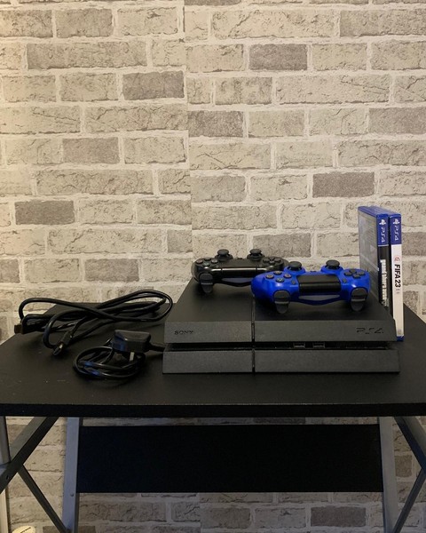PS4 500GB con FIFA 23, GTA V Premium + 2 mandos (azul y negro)