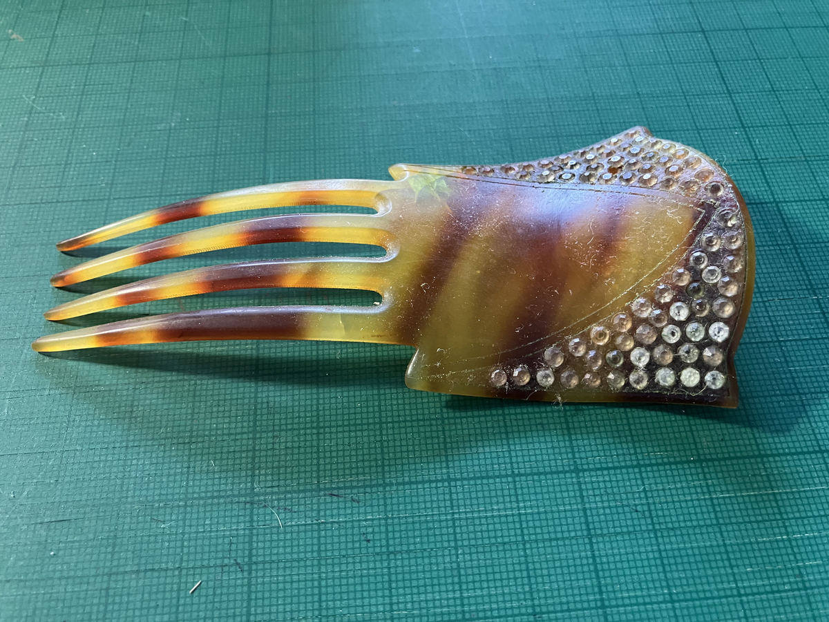 Vintage Spanish-style Victorian Era hair comb - missing (1 