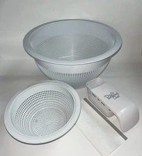 Pampered Chef 2 Pc Colander Set Measuring Cup, And Scraper
