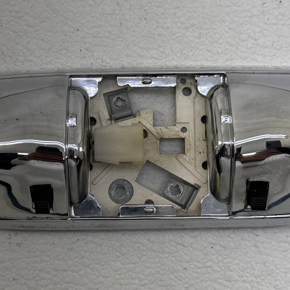 Ford F-150 F-250 F-350 Bronco 1980-1996 luz domo cromada OEM sin lente Foto 2 de 4