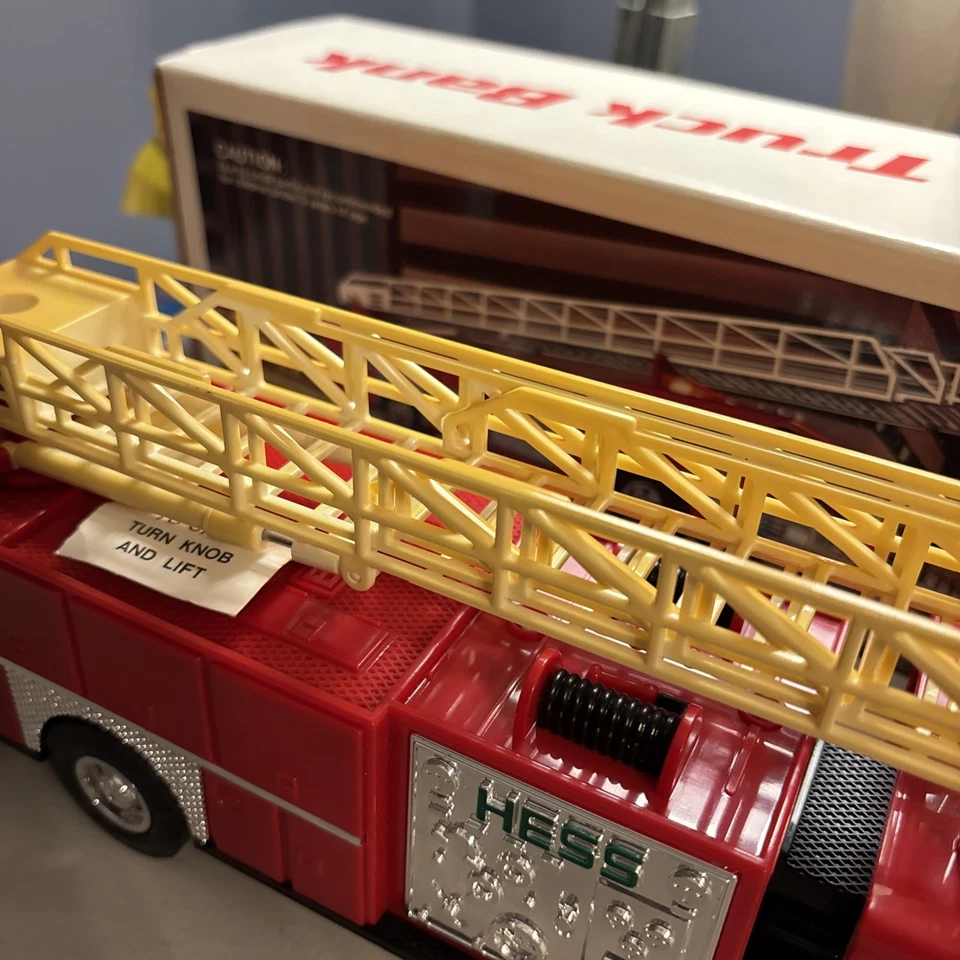 Camión de juguete Hess 1986 camión de bomberos de juguete banco Foto 2 de 4