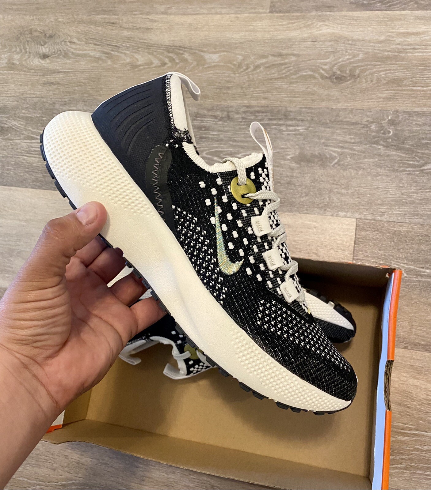 Size 10 Nike React Escape Run Flyknit Black Metallic Vivid Gold W for