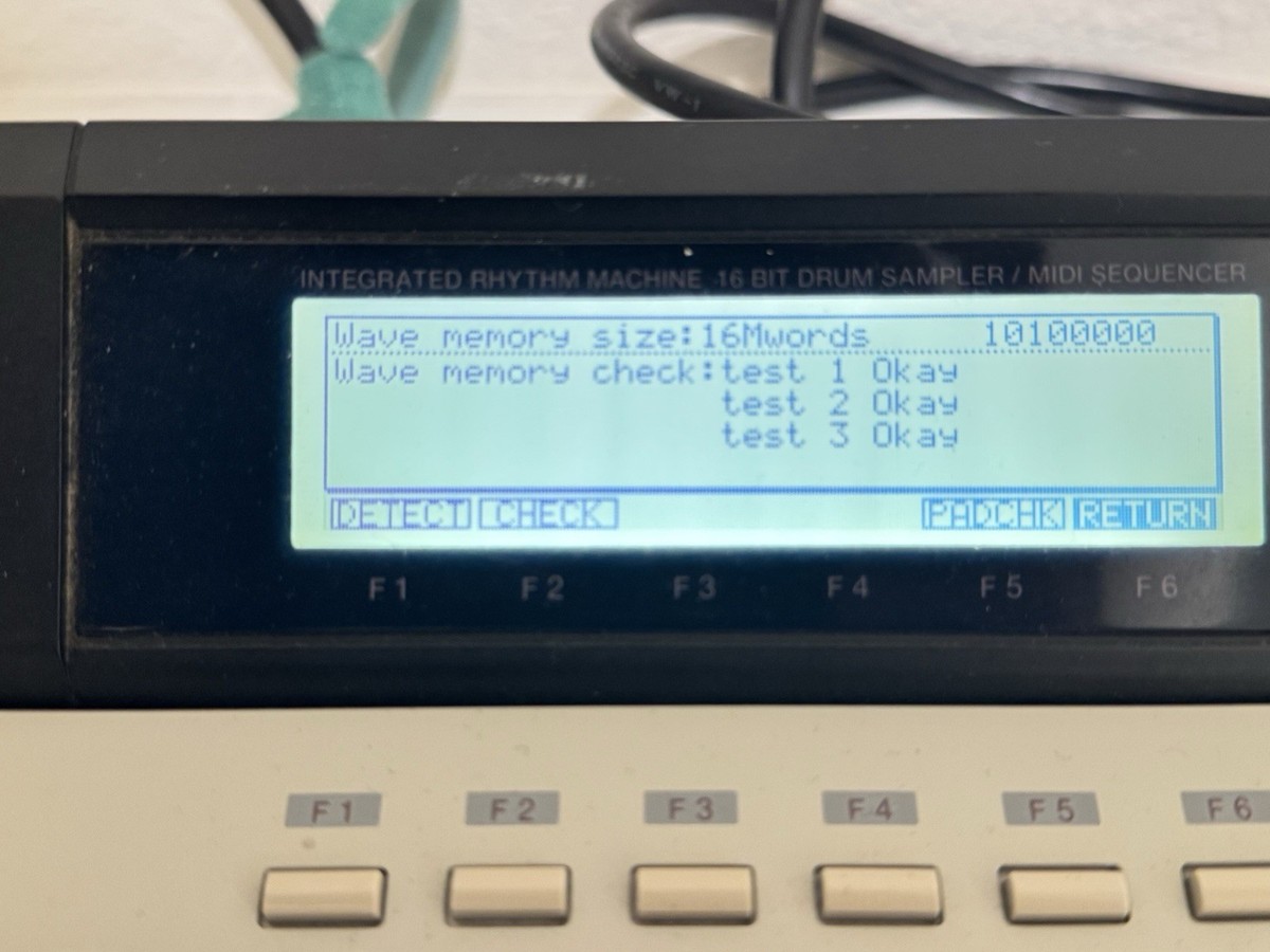 Akai MPC2000XL Sampler & Sequencer Beige 16 Pads MIDI SCSI With