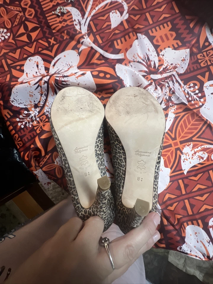 Tacón 3 3/4 de gamuza con estampado de leopardo marca Butter Foto 4 de 4