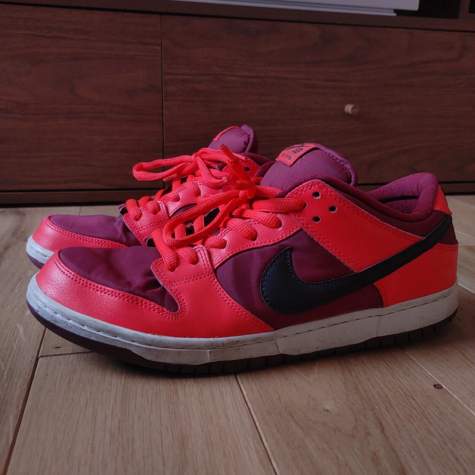 Size 11 - Nike SB Dunk Low Laser Crimson 2014 - image 2