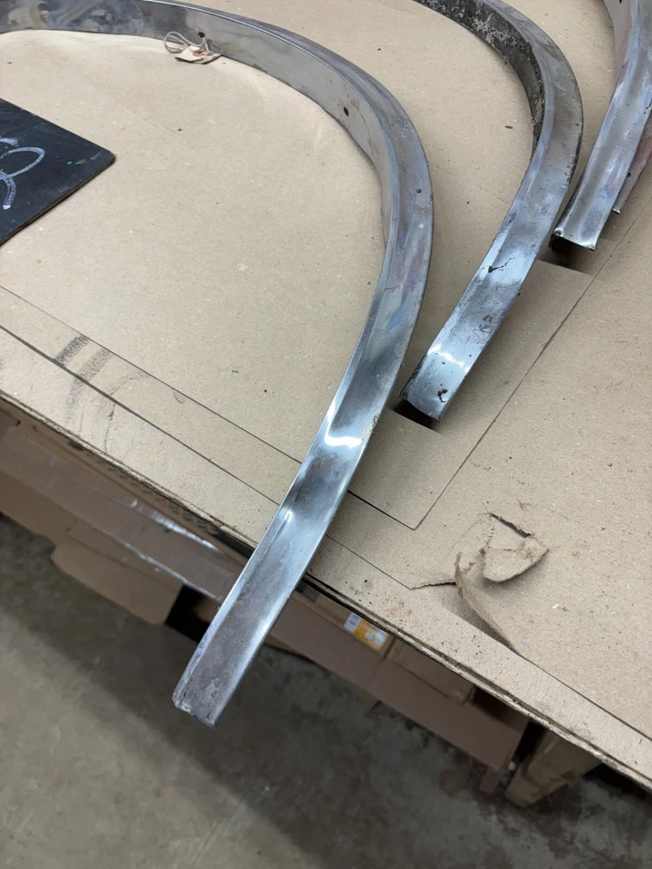 1968 1969 68 69 Oldsmobile Cutlass F85 442 moldura de arco de rueda abollada en bruto Foto 2 de 4