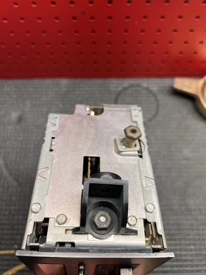 Unidad principal de radio Cadillac Fleetwood Brougham 1993-1996. Foto 4 de 4