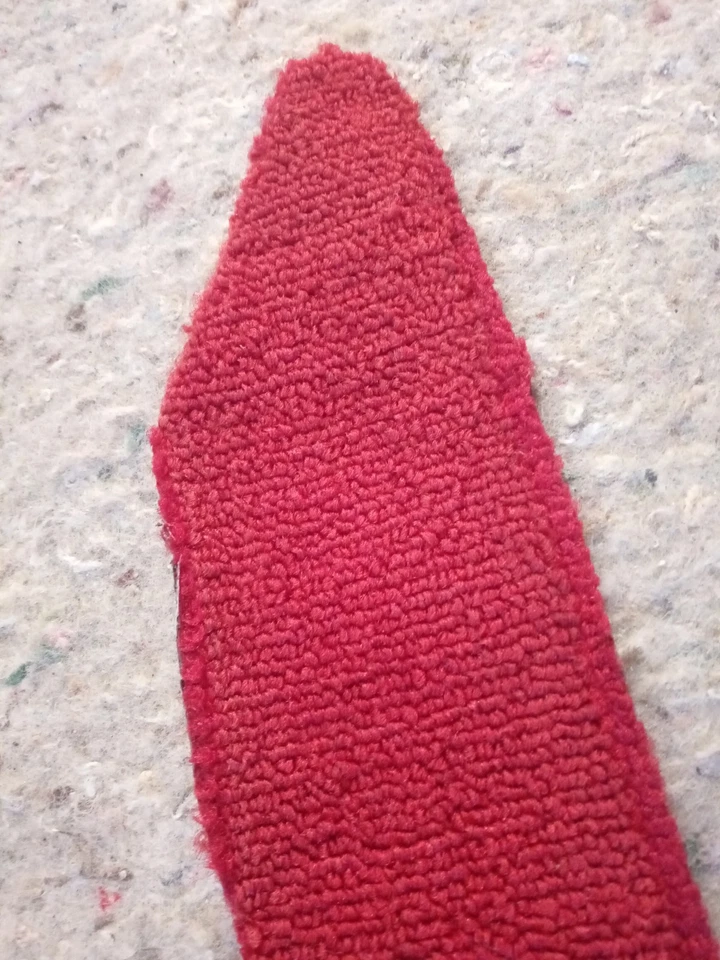 1967 Buick Skylark, Special Ou GS, Tapete Vermelho para Porta de Motoristas (Original) - Imagem 3 de 4