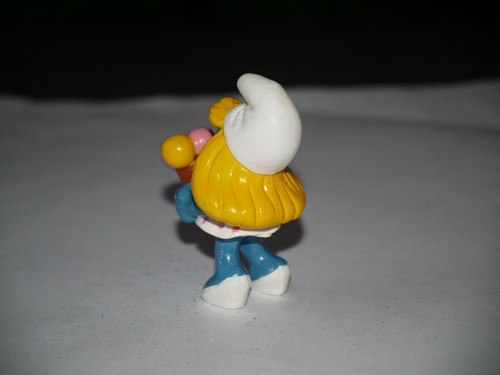 PEYO FIGURINE SCHTROUMPFETTE AVEC CORNET DE GLACE 3 BOULES 1984 - Picture 2 of 2