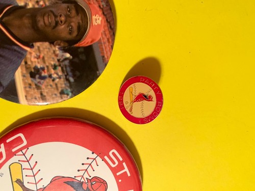 THREE ST. LOUIS CARDINALS DIFFERENT PINBACK PINS WILLIE BIRDS ON BAT PARTY ROOM - Picture 4 of 6