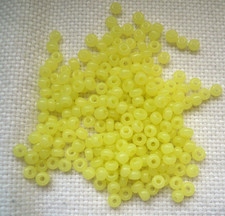 200   URANGLAS -Perlen  Gelb -  ca  3 x 4  mm UP 064