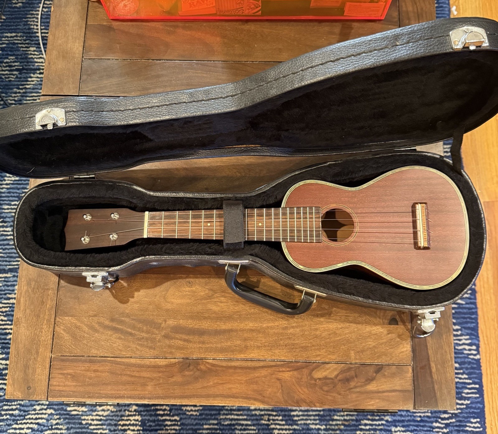 Acoustic Ukulele  with Hard Case - Uke - Excellent Condition - Hawaii Guitar