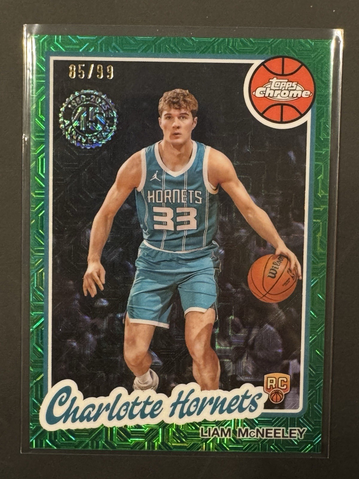 2025-26 Topps Chrome Basketball Liam McNeeley Green Mojo Refractor #/99 Hornets
