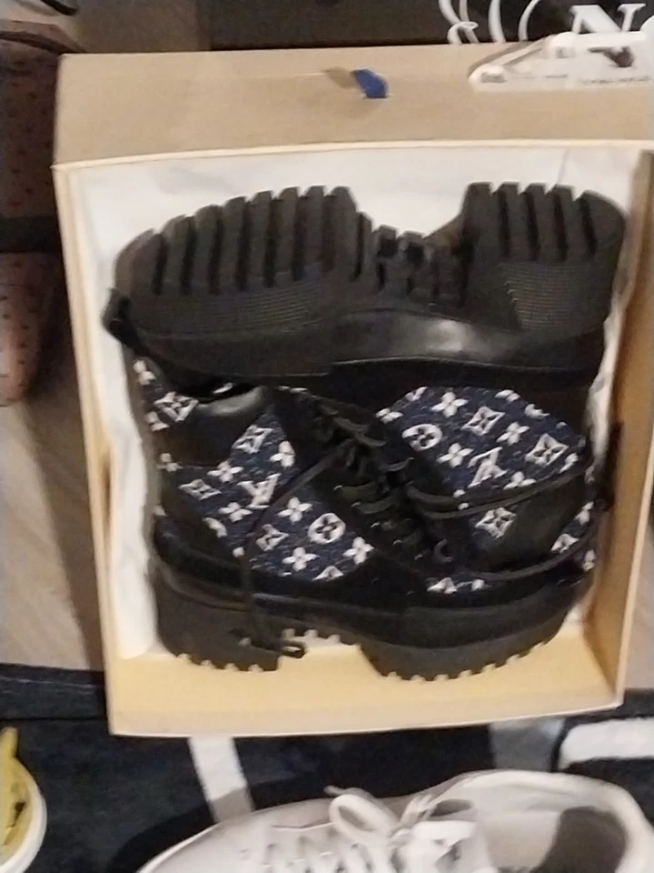 Botas de combate Louis Vuitton para mujer con monograma laureado del desierto talla 38 Foto 2 de 4