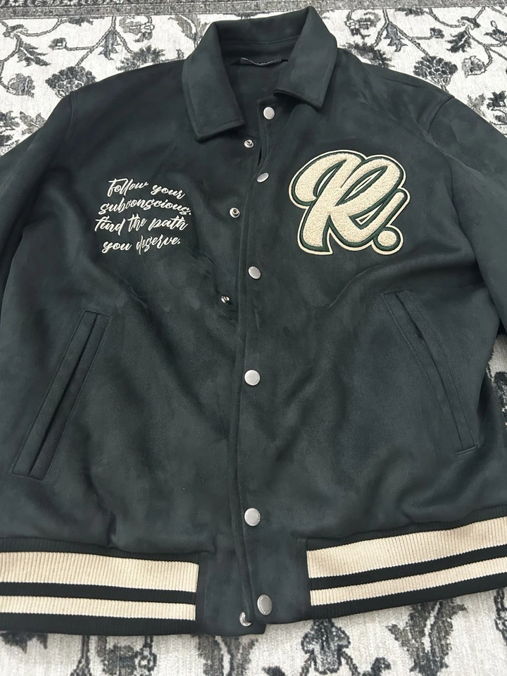 Chaqueta de hombre ZARA L imitación gamuza bordada lettermen universitaria, griega Foto 2 de 4