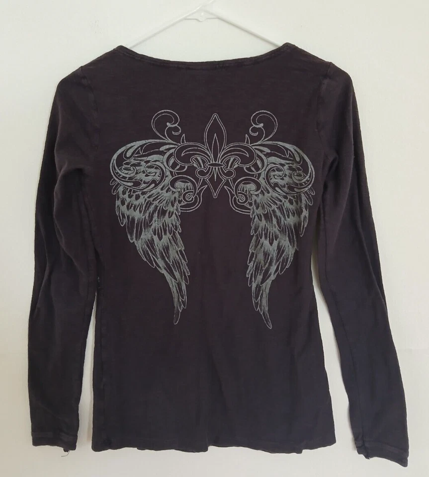 Camiseta Para Mujer Y2K Delantera Trasera Alas de Ángel Gráfica Envejecida Manga Larga S Usada en Excelente Condición Foto 3 de 4