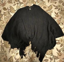 BAREFOOT DREAMS COZY CAPE  BAMBOO CHIC LITE FRINGED BLACK STYLE #459 ONE SIZE