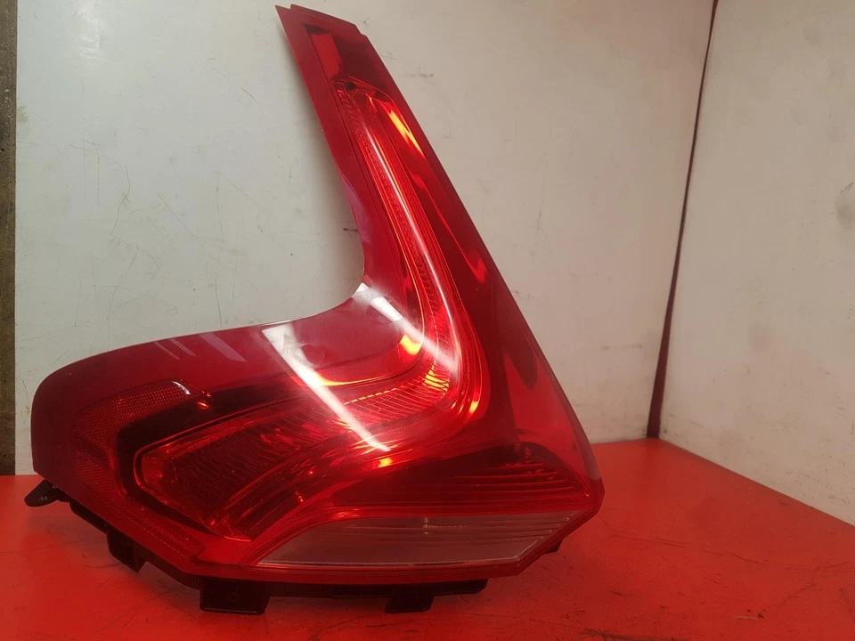 VOLVO V40 TAIL LIGHT PASSENGER SIDE NEARSIDE LH 2014 5 DOOR - Image 2 of 4