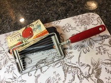 Vintage Ecko MIRACLE POMODORO AFFETTATRICE taglia formaggio manico legno rosso USA CON CONFEZIONE