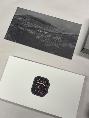 Apple Watch Ultra2 49mm GPS + Cell Titanium Case w/ Black Ocean Band MX4P3LW/A - Photo 8 sur 12
