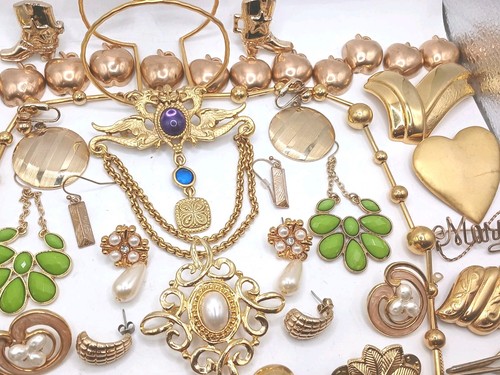 Konvolut 63 goldfarbene Schmuck Halsketten, Broschen Ohrringe, Anhänger, Pins, Monet - Bild 23 von 24