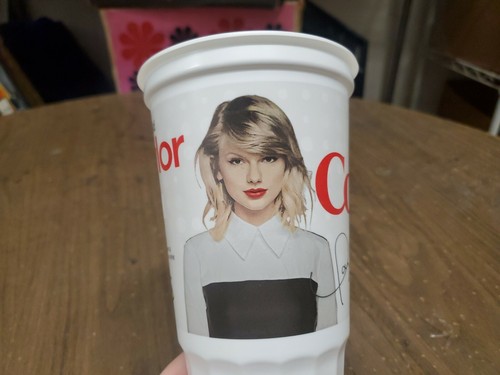 TAYLOR SWIFT 1989 METRO TAZA COLECCIONABLE MERCANCÍA NUEVA IMPRESA FIRMA POP - Imagen 1 de 10