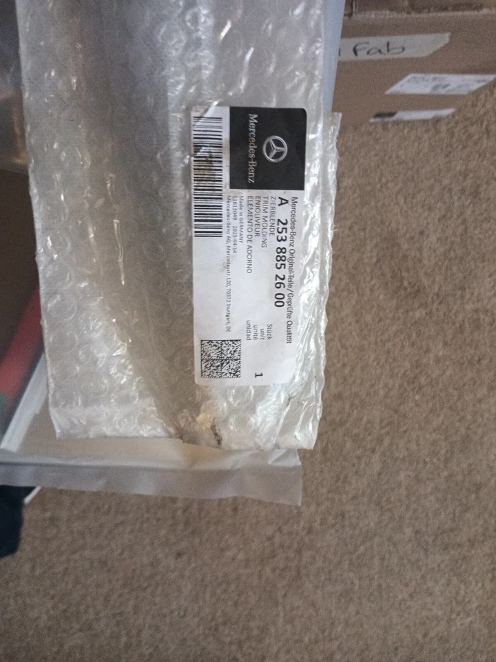 NEW MERCEDES GLC X253 C253 FRONT BUMPER CENTER MOLDING P/N: A2538852600  - Image 4 of 4