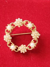 Vintage Faux Perl Gold Tone Elegant Brooch Pim