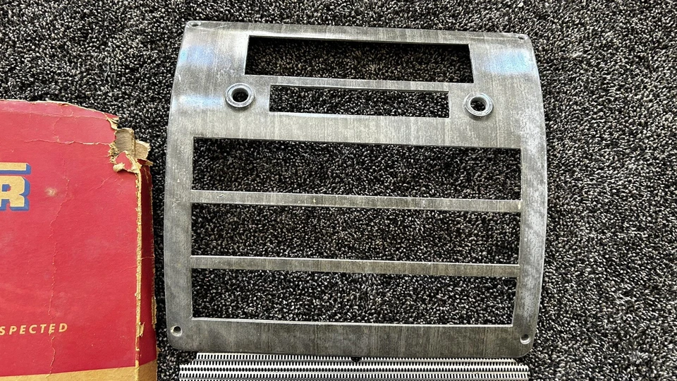 Paquete de rejilla de radio Plymouth Concord Cambridge Cranbrook 1951-1952 1384374 nuevo en stock Foto 2 de 4