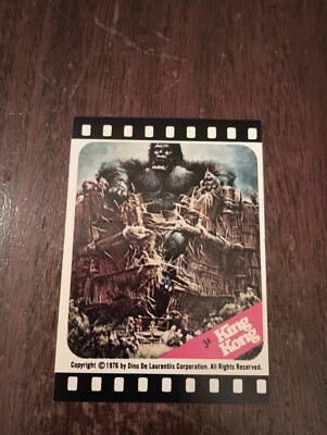 1976 Topps King Kong Sticker #3a Escaping Captivity (EXMT)