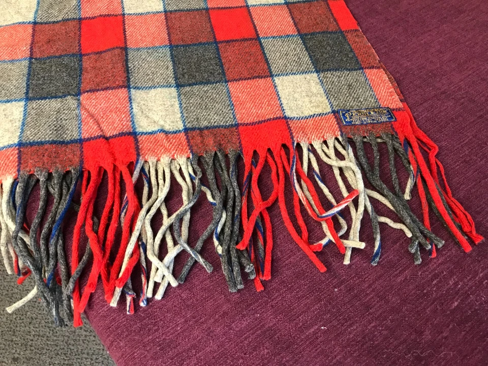 Pre-Owned Rare PENDLETON PURE VIRGIN WOOL RED GRAY PLAID THROW BLANKET 72" X 26" - Image 3 of 4