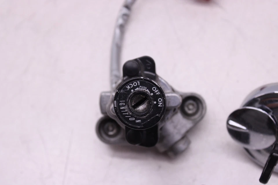 98-11 JUEGO DE LLAVES DE ENCENDIDO YAMAHA V STAR 650 OEM CON TAPA DE GAS cubierta bloqueo Foto 2 de 4