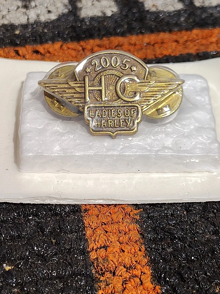Rare 2005 Ladies Of Harley Davidson Vin Motorcycles HOG Jacket Hat Lapel Pin Nos - Image 3 of 4