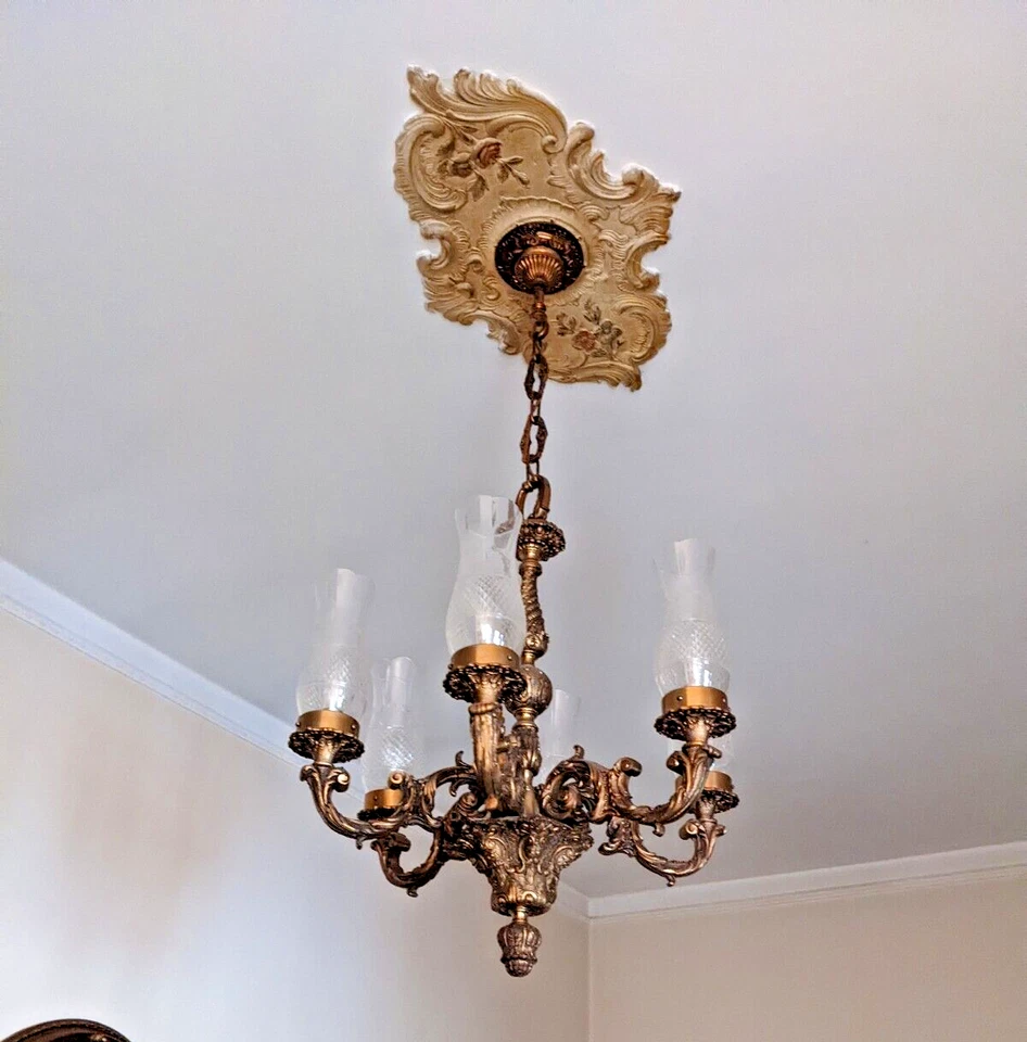 Lampadario in bronzo Vintage pesante a 6 bracci con vetro intarsiato - Immagine 2 di 3