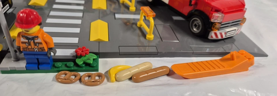 Lego City #60306 Shopping Street 2021 - 100% Complete with Instrcutions - Image 3 of 4