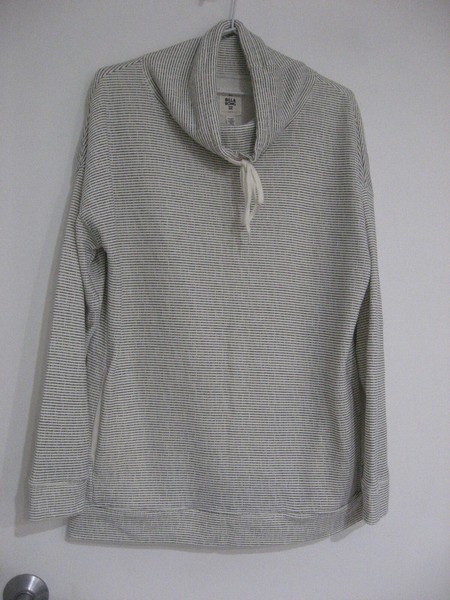 BILLABONG CREAM WITH BLACK PINSTRIPE HIGH NECK JUMPER WITH POCKETS SIZE 10